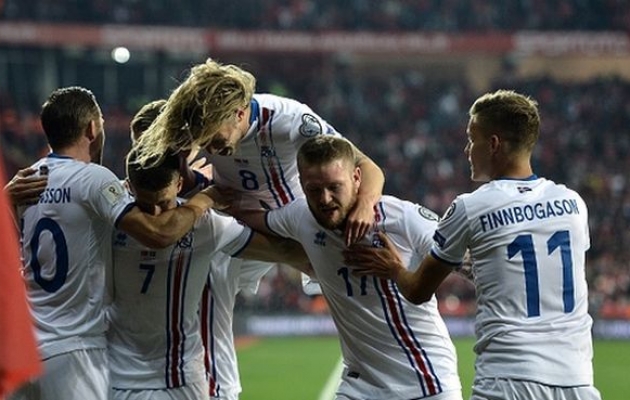 игроки сборной исландии празднуют взятие ворот, getty images