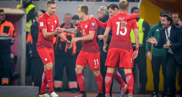 Поляки празднуют первое взятие ворот в матче, uefa.com