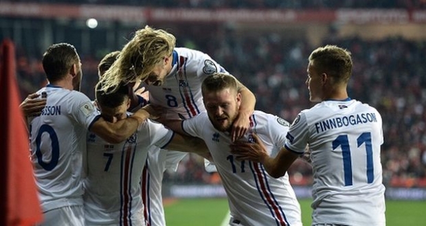 игроки сборной исландии празднуют взятие ворот, getty images