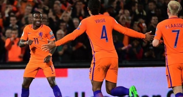 Игроки сборной Нидерландов празднуют гол Промеса, uefa.com