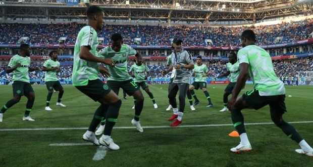 Сборная Нигерии на предматчевой разминке, FIFA.com