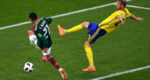Эдсон Альварез срезает мяч в свои ворота, Getty Images