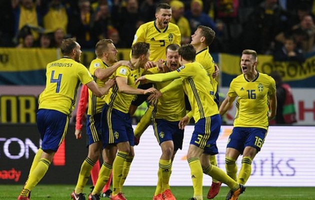 Игроки сборной швеции празднуют взятие ворот, getty images